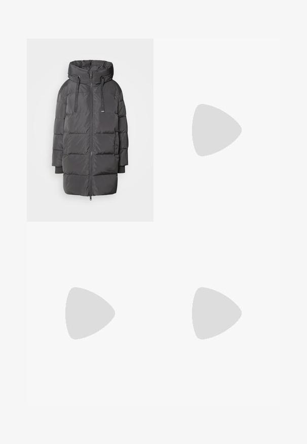 Mos Mosh AVON - Gewatteerde jas - maget; Zwart tanktop van zachte katoen, met een ronde hals en brede schouders, met een eenvoudig ontwerp zonder zichtbare patronen of accenten.; Hoge taille, skinny jeans van lichtblauwe denim. Beschikt over vijf zakken, een sluiting met een knop aan de voorkant en klassieke stikdetails overal heen.; Zwarte canvas sneakers met hoge schacht, witte rubberen zolen en veters, met een cirkelvormig logo aan de zijkant, gecombineerd met denim en zwarte broeken.