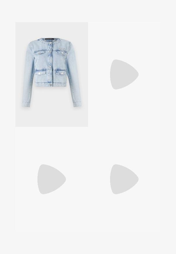 Ανοιχτό μπλε τζιν cropped μπουφάν με μακριά μανίκια, δύο τσέπες στο στήθος, κουμπώματα με κλίκ και διακριτική κεντημένη λεπτομέρεια στο στήθος.; Μαύρο βαμβακερό μπλουζάκι με στρογγυλή λαιμόκοψη, κοντά μανίκια και κεντημένο λογότυπο στο στήθος. Απλή, χαλαρή γραμμή χωρίς σχέδια.; Μαύρο παντελόνι με ραφή που έχει σχεδιασμό ίσιας γραμμής, διαθέτει λεία υφή και καθαρές πτυχώσεις κατά μήκος της μπροστινής πλευράς. Χωρίς ορατό μεταλλικό υλικό.; Μαύρες δερμάτινες γόβες slingback με μυτερή μύτη, διαθέτοντας λεπτό τακούνι και χρυσή λεπτομέρεια στην ρυθμιζόμενη λωρίδα. Λείος υφές.