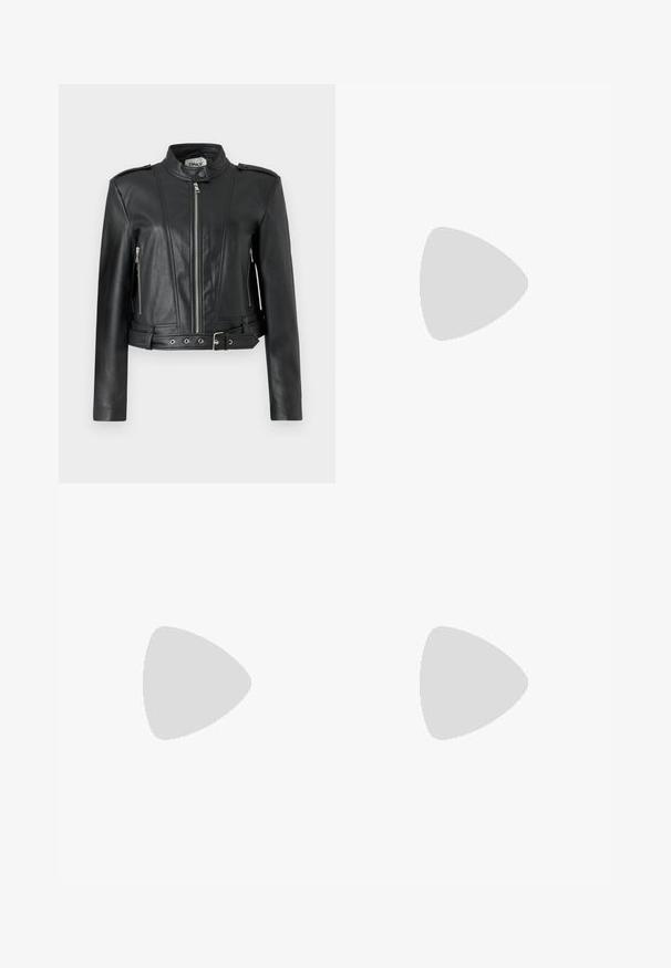 Svart skinnjakke med en kort design, med glidelås foran, sidelommer med glidelås, skulderlapper og belte i midjen.; Svart T-skjorte med kort erm som har et leopardmønstret kvadrat med røde kirsebær og teksten "CHERRIES" i fete røde bokstaver. Glatt bomullsstoff.; Denimskjørt i dyp blå, med en tilpasset midje, to frontlommer, to baklommer og lukkeringer i sølvfarge.; Sorte lærkne-høye støvler med firkantet tå, smal hæl og en vertikal sømdetalj langs den ytre skaftet. Glatt tekstur.; Sorte hjerteformet veske laget av patentlær med en frontlomme som har spenne-lukking og avtagbar stropp. Sølvfargede detaljer.