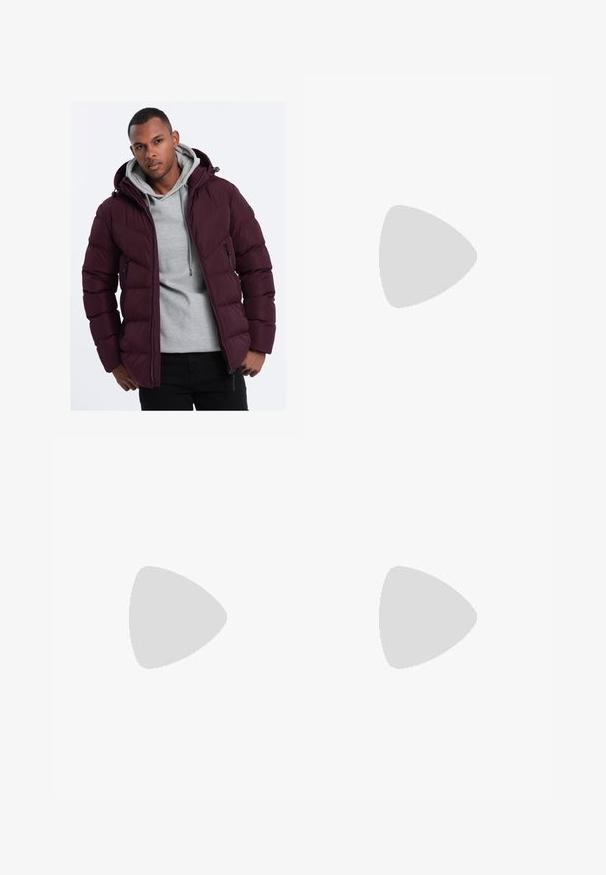 Ombre Vinterjacka - burgundy; Svart hoodie gjord av mjukt tyg, med en framficka, snören och vit logobroderi på bröstet. Klassisk passform och ribbade mudd.; Svarta raka denimjeans med knäppning och dragkedja, bältesöglor samt fram- och bakfickor.; Svarta och vita Nike Dunk sneakers med läderöverdel, perforerad tå, svarta snören och en svart gummisula med mönster.