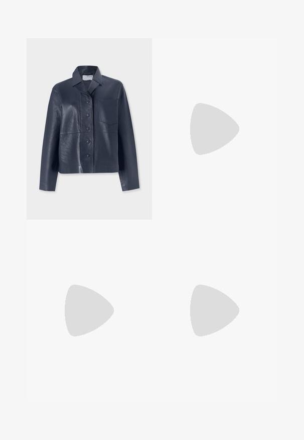 Granatowa skórzana kurtka z kołnierzem, zamknięciem na guziki z przodu oraz jedną naszywką na lewym piersi. Gładka tekstura i prosty krój.; Biała koszulka z krótkim rękawem, wykonana z bawełny. Posiada okrągły dekolt i luźny krój. Gładka faktura bez widocznych wzorów czy akcentów.; Białe szerokie spodnie wykonane z lekkiego materiału, z elastyczną talią i sznurkiem do regulacji fasonu. Gładka tekstura.; Biała sandał na wysokim obcasie z masywnym słupkiem, z paskowym wzorem i wiązaniem przy kostce. Gładka faktura z platformą z przodu dla dodatkowej wysokości.