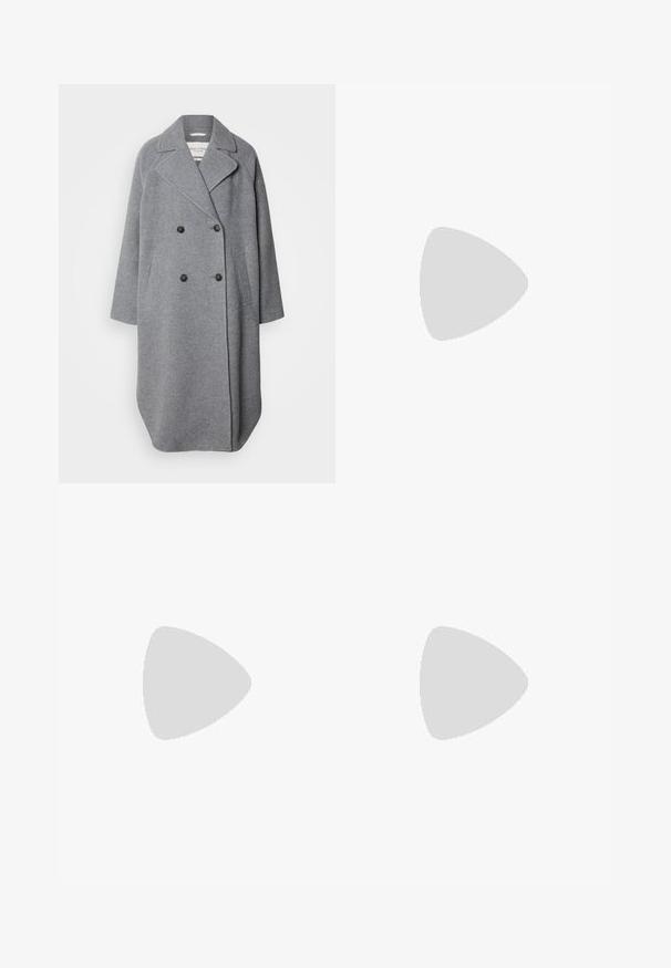 Marc O'Polo RAGLAN SLEEVE - Klassikaline mantel - medium stone melange; Kaks musta pika varrukaga särk, millel on V-kaelus ja mis on valmistatud pehmest ja venivast kangast, millel on sile tekstuur ja sobiv kuju.; Mustad püksid, millel on kohandatud disain, küljetaskud ja sirge sääreosa. Valmistatud sileda, kerge kangaga, millel on peen viimistlus.; Must-sinine nahkjalats musta läikiva viimistlusega, millel on terav nina ja keskmise kõrgusega plokk konts. Sile tekstuur ja minimalistik disain.