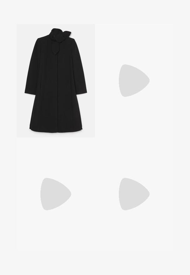 Emporio Armani CAPPOTTO - Cappotto classico - black; Top corto a maniche corte di colore bianco, in maglia, con scollatura rotonda. Presenta una texture liscia e accenti a coste sottili sulle maniche e sull'orlo.; Pantaloni bianchi a gamba larga realizzati in cotone con una texture liscia. Presentano un bottone anteriore, una zip e un design a quattro tasche.; Sandalo con tacco alto in pelle nera, dotato di una cinghia alla caviglia tessurizzata, dettaglio a nodo sulla punta e tacco a blocco quadrato. Design liscio ed elegante.