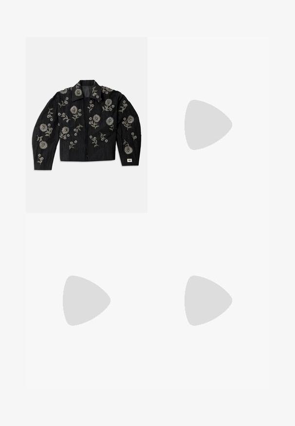 Schwarze Jacke mit filigraner silberner Blumenstickerei, tailliertem Schnitt, langen Ärmeln und spitzem Kragen, mit einer strukturierten Stoffoberfläche.; Weißes Baumwoll-T-Shirt mit grau gedrucktem Text und Grafiken, einschließlich eines durchgestrichenen Dollarzeichens und stilisierten Buchstaben, mit kurzen Ärmeln.; Schwarze weit geschnittene Jeans aus Denim mit einem strukturierten Muster am linken Bein und silberfarbener Hardware.; Schwarze Ledersneaker mit einer weißen Gummisohle, runder Zehenpartie und flachen Schnürsenkeln, seitlichen Nähdetails und subtiler Markenkennung.