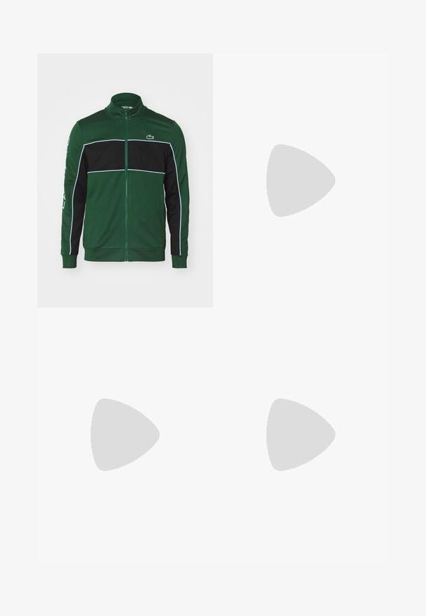 Groene ritsjack met zwarte horizontale streep, witte piping en Lacoste-logo op de linkerborst en mouw. Gemaakt van gladde stof.; Zwarte sweattrui met groene raglanmouwen. Met witte logo en tekst langs de mouwen. Gemaakt van een gladde, geweven stof.; Zwarte sportbroek van zacht materiaal; heeft groene zijstrepen en een wit Lacoste-logo. Elastische waistband voor comfort.; Zwart-witte sport sneakers met een gestructureerd bovenwerk, versterkte hiel en opvallend swoosh-logo. Platte zool met een gemerkt profiel voor grip.