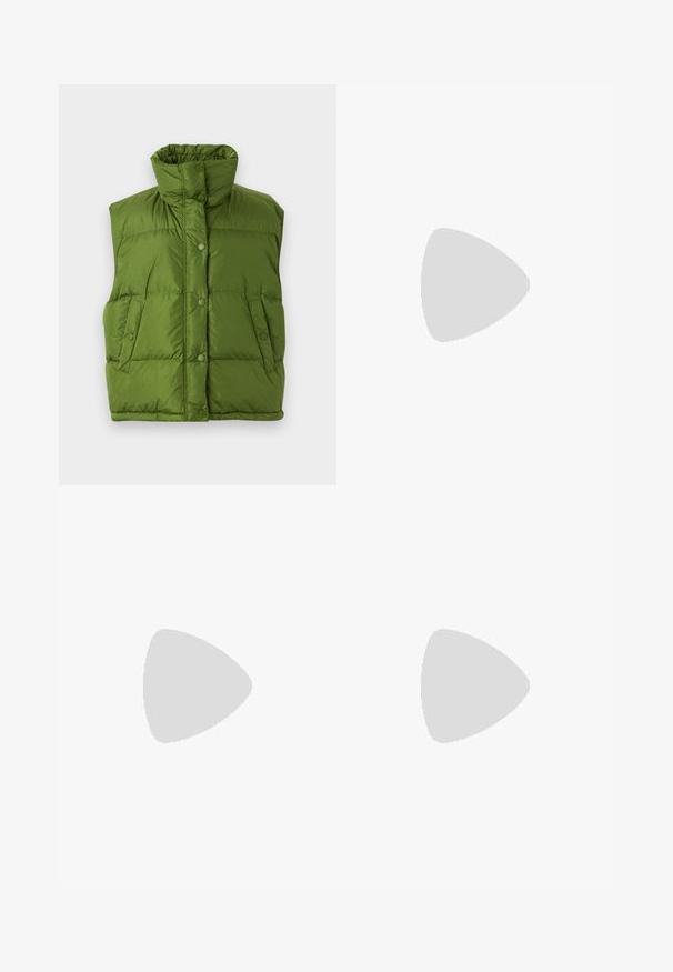 WEEKEND MaxMara BAIARDO - Pūkinė striukė - verde; Balta medvilnės marškinėliai su trumpomis rankovėmis, apvaliu kaklu ir laisvu siluetu. Lygus audinys be matomų raštų ar akcentų.; Balta megzta midi sijoninė su tekstūruotu raštu, vertikaliomis linijomis ir išpjovomis arti apatinės dalies. Elastinga juostos dalis. Minkšta medžiaga.; Juodai odiniai baletai su apvaliu pirštu, lygi texture, minimalus siuvimo detales ir lanksčiu padų dizainu.; Ruda odinė rankinė su uždaromu dangteliu, aukso spalvos detalėmis, petneša ir lygiu paviršiumi. Kompaktiška stačiakampio formos.