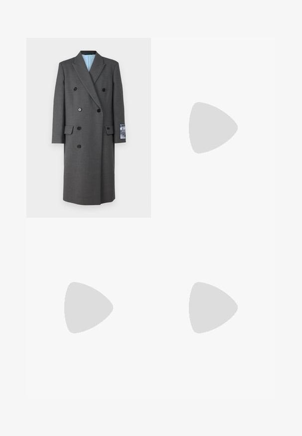 Abrigo gris de doble botonadura hecho de tejido texturizado, con botones negros, solapas con muesca y un forro interior azul con un parche en la manga.; Camiseta de algodón blanca con cuello redondo, mangas cortas y un pequeño logotipo bordado que presenta montañas y texto en el lado izquierdo del pecho.; Pantalones de chándal blancos con paneles laterales de color verde oscuro. Material ligero, cinturilla elástica y dobladillos con puños. Presenta textura de malla en los paneles laterales.; Zapatilla de cuero blanca con punta redonda, parte frontal con cordones y acento negro en el talón. Presenta un pequeño logo de cocodrilo bordado en el lateral.