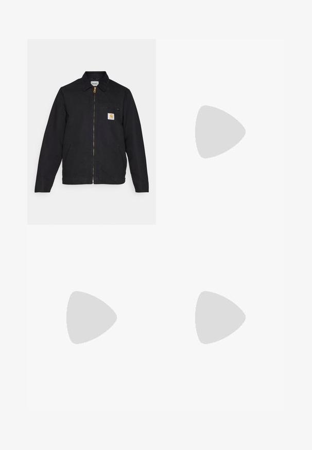 Carhartt WIP DETROIT JACKET - Poletna jakna - black/black rinsed; Tri obične bele bombažne majice s kratkimi rokavi. Vsaka majica ima okroglo ovratnico in majhno črno oznako na levi strani.; Črne denim hlače s ravnim krojem, z gumbom in zadrgo, pasom za obleko ter minimalnimi šivi.; Črne športne čevlje z mrežastim zgornjim delom, podloženo ovratnikom, trdimi črnimi vezalkami in debelim oblazinjenim podplatom. Nosi se z belimi rebrastimi nogavicami.