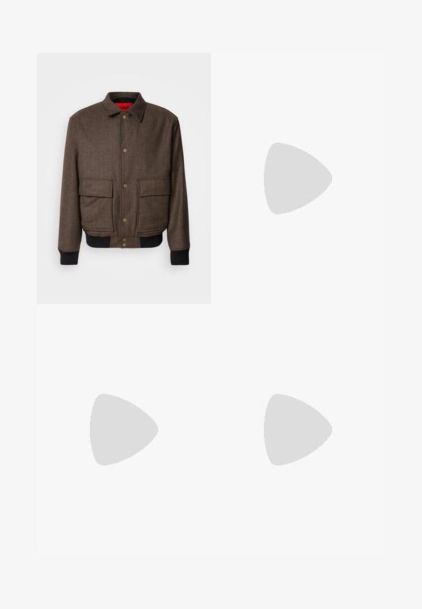 Bruine visgraatjas met een knoopsluiting, twee voorzakken en geribbelde manchetten. Gevoerd met rode stof voor extra detail.; Twee T-shirts gestapeld: één witte en één zwarte. Korte mouwen, ronde halslijnen, van katoen. Heeft een klein blauw logo op de halslijn.; Zwarte broek met een geplooid ontwerp, wijde pijpen en een zachte textuur. Voorzien van een rode taillebandlabel.; Zwarte leren sneaker met een gestructureerde bovenkant, gevoerde kraag en rode logo-details. Heeft een dikke rubberen zool met een opvallend loopvlakpatroon.