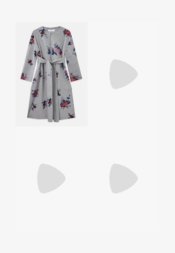 Šedý dlhý kabát s opaskom, zdobený ružovými, červenými a modrými kvetinovými vzormi, s nášivkovými vreckami na každej strane.; Biela košeľa na gombíky vyrobená z ľahkej tkaniny. Má klasický golier, dve náprsné vrecká a mierne dlhší zadný okraj.; Námornícky modrá sukňa po kolená s bielymi prúžkami, s prekrývajúcim dizajnom a látkovou detailou v podobe ružičky v páse.; Paul Smith TOPANGA - Balerínky - black