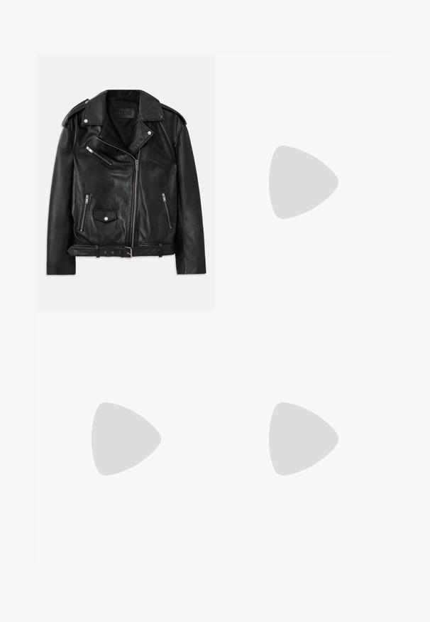 Jaqueta de motoqueiro em couro preto com fecho assimétrico, bolsos com zíper e botão de pressão, epaulettes nos ombros e cinto ajustável na cintura.; T-shirt branco de algodão com mangas curtas, gola redonda, design ajustado e textura suave. Etiqueta do logotipo na gola.; Calças largas pretas com uma cintura alta, apresentando pregas e uma textura suave. O tecido parece leve e cai elegantemente.; Sapato slingback de couro preto com salto alto, bico fino, design de tiras cruzadas e salto stiletto slim. Textura suave e acentos mínimos.