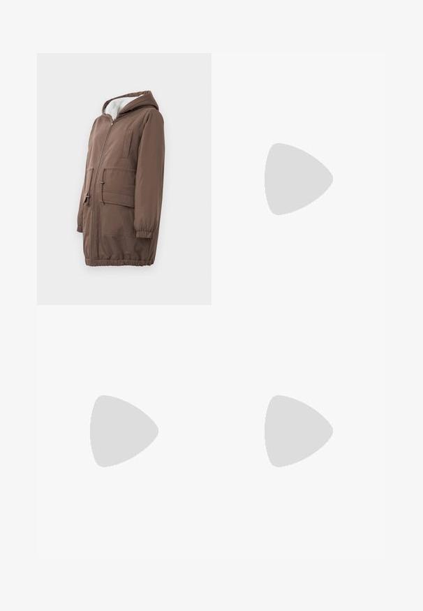 Hnedá vypchávková bunda so zipsom vpredu, sťahovacím pásom a kapucňou. Obsahuje dva predné vrecká a mäkkú, štruktúrovanú vnútornú podšívku.; Tričko s dlhým rukávom pre tehotné ženy v bielej, šedej a čiernej farbe. Elastický materiál s nastaviteľnými ramienkami a zberanými bočnými švami pre pohodlie.; Tehotenské jeansy s modrými denimovými nohavicami a čiernym elastickým brušným panelom navrhnuté na podporu a pokrytie rastúceho brucha.; Biele tenisky s hladkým syntetickým zvrškom, perforovanou špičkou, plochými šnúrkami a textúrovanou podrážkou, vystavené na drevenej ploche.