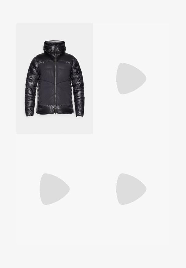 Μαύρο puffer μπουφάν με κουκούλα, γυαλιστερά καπιτονέ μανίκια και πάνω μέρος του στήθους, ματ μπροστινές πάνελ και κεντρικό φερμουάρ.; Μαύρο T-shirt κατασκευασμένο από απαλή ύφανση, με στρογγυλή λαιμόκοψη και κοντά μανίκια. Διακριτική εκτύπωση λογότυπου σε μαύρο χρώμα στο στήθος.; Μαύρα αδιάβροχα παντελόνια με απλή υφή, που διαθέτουν λογότυπο GORE-TEX στο μπροστινό μέρος και ενισχυμένα κάτω μέρη για αυξημένη αντοχή.; Πράσινο τρέξιμο Hoka με επάνω μέρος Gore-Tex, υφασμάτινες λεπτομέρειες, ελαστικά κορδόνια και χοντρή μπεζ σόλα με λογότυπο Vibram.