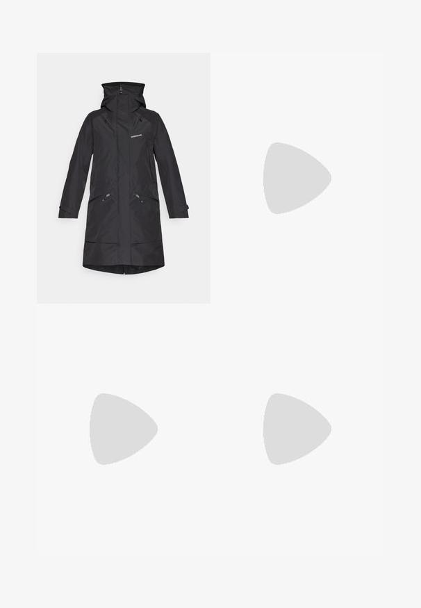 Svart vanntett jakke med hette, to glidelåslommer på siden og elastiske mansjetter. Har et minimalistisk design og merkevaren logo på brystet.; Svart langermet T-skjorte laget av bomull med rund hals. Har en liten hvit logo på venstre brystområde. Enkelt design og passform.; Svart, tettsittende bukser laget av et fleksibelt materiale. Funksjoner inkluderer en glidelåslukket sidelomme, artikulerte knær og en glatt tekstur.; Sorte turstøvler med mid-topp design, som har en teksturert overdel, grå detaljer og slitesterk gummisåle med godt grep.