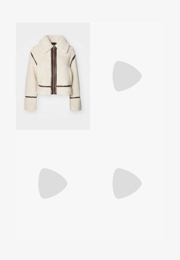GAP FASHION JACKET - Zimska jakna - birch; Prugasta uska majica u tamnoplavoj i bijeloj boji. Kratki rukavi, okrugli izrez, meka tkanina s horizontalnim prugama i opušteni kroj.; Bijele lanene hlače širokog kroja s elastičnim pojasom i šnuricom, imaju bočne šavove i glatku teksturu. Bez džepova.; Bijele platforme tenisice napravljene od glatkog sintetičkog materijala, s okruglim vrhom, dizajnom s vezanjem i teksturiranom gumenom potplatom. Crni detalj na peti.