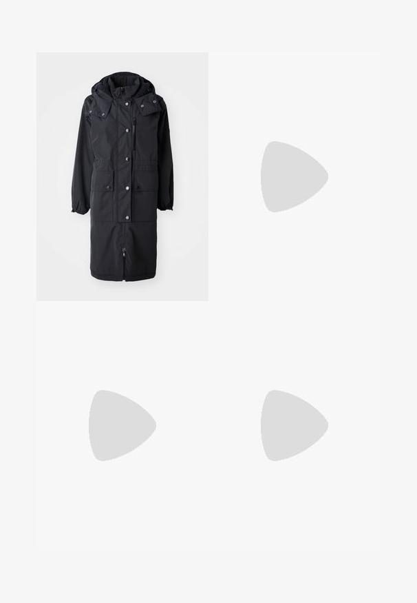 Musthave mustam parka, millel on kapuuts, nööpide sulgemisega, kaks eesmist taskut, elastsed mansetid ja alumine lukuga sulgus.; Tumesinine lühikeste varrukatega T-särk, mis on valmistatud pehmest puuvillast. Omab ümmargust kaelust ja diskreetset tikandiga logo rinna piirkonnas.; Heledad sinise denimist valmistatud teksapüksid kõrge vöökohaga, laia jala lõikega, kahe külje taskuga ja pleedi disainiga. Pehme tekstuur ja pleekinud viimistlus.; Mustad nahast baleriinijalatsid ümmarguse varba ja minimaalse õmblusega. Madal, ruudukujuline konts ja sile tekstuur. Diskreetne sisepinna detail.