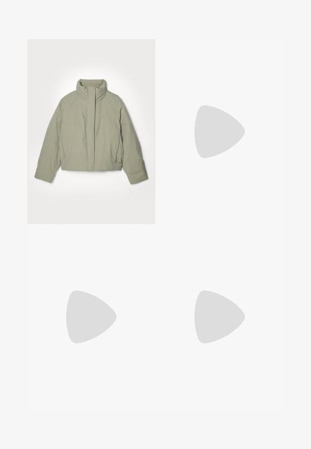 Holzweiler MOTO - Casaco de penas - light army; Sweater preto cropped feito de material fofinho. Apresenta um decote redondo e mangas longas com uma textura suave. Design minimalista, sem padrões.; Calças largas castanhas escuras com cintura alta, apresentando pregas bem vincadas, textura suave e um corte ajustado.; Bota de tornozelo em pele preta com biqueira apontada e um design elegante. Apresenta um salto baixo e um fecho com zipper na parte de trás. Textura suave.
