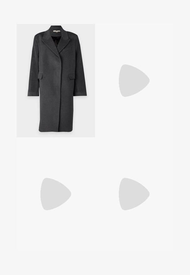 Abrigo de mezcla de lana gris oscuro con cuello tipo solapa, bolsillos laterales y mangas largas. Presenta un corte relajado y un diseño minimalista.; Top blanco sin mangas con tirantes finos, hecho de una tela ligera. Presenta un diseño suelto y una textura fruncida en el dobladillo.; Pantalones amplios de satén en azul oscuro con cintura elástica y cordón ajustable. Presentan una textura suave y puños ajustados en el dobladillo.; Botas de cuero negro hasta la rodilla con punta afilada y tacón de aguja delgado. Textura suave con un diseño ajustado y costuras en el borde superior.