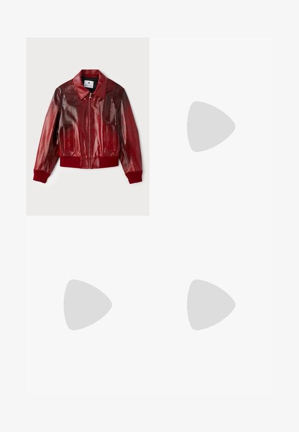 Rote Leder-Bomberjacke mit glänzender Oberfläche, gerippten Bündchen und Saum sowie zwei Fronttaschen. Verfügt über einen spitzen Kragen und einen Reißverschluss.; Schwarzes, geripptes T-Shirt mit kurzen Ärmeln und Rundhalsausschnitt, das einen lockeren Schnitt und eine strukturierte Oberfläche bietet. Einfaches Design; keine Grafiken oder Akzente.; Helle beigefarbene, lässig geschnittene Hose mit drei Taschen, Gürtelschlaufen und geradem Bein. Hergestellt aus einem weichen Baumwoll-Mix.; Schwarzer Lederloafer mit glatter Oberfläche, abgerundetem Zeh und dekorativem Riemen über dem oberen Teil. Niedriger Gummihacken, platziert auf einer strukturierten Oberfläche.