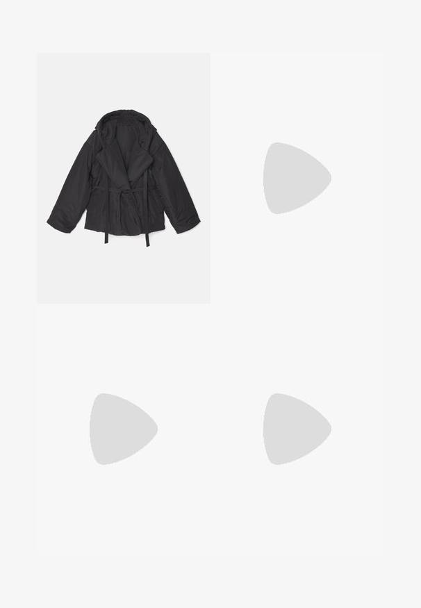 Norma Kamali HOODED SLEEPING BAG COAT SHORT - Ziemas jaka - black; Melna tops ar plānām spaghetti siksniņām, izgatavots no ribota auduma, ar taisnu griezumu un uzrakstu uz kakla izgriezuma "IVY OAK."; Brūna ādas A-veida svārki ar gludu tekstūru un vidēju garumu. Iezīmēts ar piegulstošu jostasvietu un nelielu izplešanos no gurniem.; Melni augstpapēžu apavi ar norādītu purngalu, ar krokodila ādas tekstūru, izceļoties ar elegantu dizainu, augstu stiletto papēdi un gludu melnu interjeru.