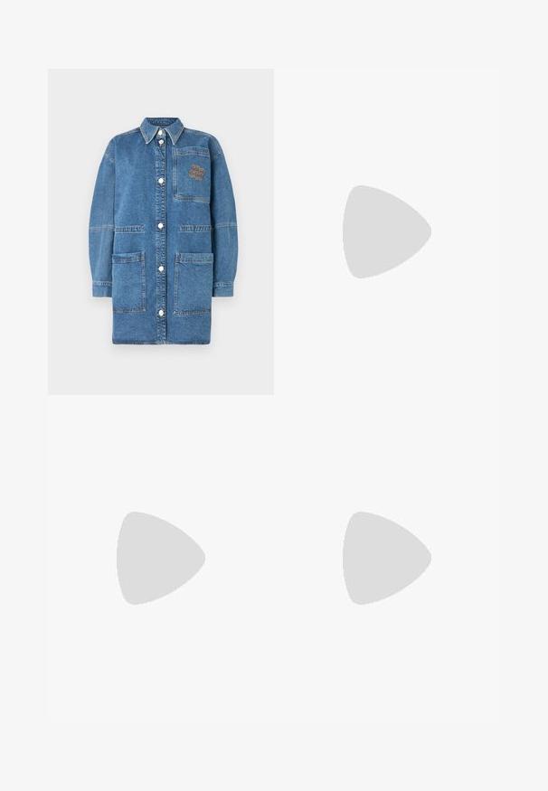 Heledest sinisest denimmantlist, millel on krae, pikad varrukad, näpitsnupud ja rinnatasku, millel on kontrastsed õmblused.; Tumesinise ja valge ruudulise mustriga pluus, millel on pitsdetailid, volangid ja peplum-hem, ning elastsed mansetid, valmistatud kergest kangast.; Valged sirged püksid puuvilla-segust, millel on sile tekstuur, kaks esistükki ja hõlmaosa, mis sulgub ühe nupuga.; Musthave mustika tantsutossud mustast nahast, ümmarguse varbaga, siledast tekstuurist, minimaalse õmblusdetailiga ja paindliku tallakujundusega.