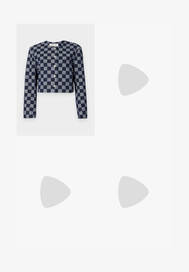 Giacca corta in blu navy e grigio a fantasia check, con maniche lunghe, scollo rotondo e chiusure con bottoni argentati sul davanti.; Camicia bianca con colletto a punta, maniche lunghe e un piccolo logo blu sul lato sinistro del petto. Realizzata in tessuto di cotone.; Jeans in denim nero a gamba dritta con vita alta, bottone e cerniera frontali, e cinque tasche su uno sfondo bianco.; Sneaker in suede nera con strisce bianche, suola in gomma e un accento argentato lucido sul tallone. Presenta un design classico a bassa punta.; COACH JONIE BAG - Borsa a mano - maple