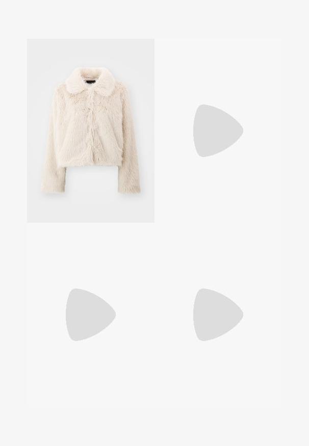 Kratka krzna jakna v smetani s mehko, teksturirano površino. Ima klasičen ovratnik in dolge rokave, osrednje sprednje šive ter brez vidnih zakovic.; Tri dolga rokava zložena: črna, siva in bela. Vsaka ima okroglo izreznico in skrajšan dizajn z gladkim, lahkotnim materialom.; Črne flare leggings iz raztegljive tkanine. Imajo širok pas in gladko teksturo, s prilegajočo silhueto, ki se na robu razširi.; Sive športne čevlje iz semiša z belimi vezalkami, črnimi črtami in belim gumijastim podplatom. Imajo okroglo oznako na ježku in podplat iz gume.