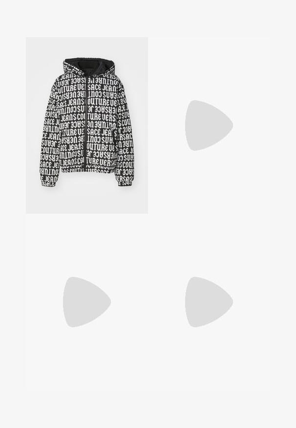 Mīkstais melnais jakas, kas piedāvā visā virsmā baltu grafisku tekstu. Ietver kapuci, rāvējlēdzēju un elastīgas aproces.; Melnas īsām piedurknēm t-krekls, izgatavots no kokvilnas. Uz krūšu ir taisnstūra formas logotipa uzlīme ar tekstu "VERSACE JEANS COUTURE" baltā krāsā.; Melni viegli bikses ar elastīgu jostu, aukliņu aizdari un rāvējslēdzēju apakšmalā regulējamai fitē. Gluda, eleganta tekstūra.; Melnas ādas sporta kurpes ar baltām akcentiem, apaļu logo detaļu, perforētu purngali un kontrastējošu zoli. Iekļautas baltas šņorītes un zīmols.