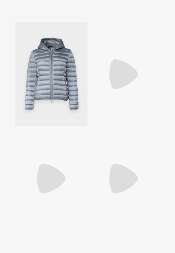 Save the duck ALEXIS - Lett jakke - blue fog; Hvit bomulls T-skjorte med rund hals, korte ermer og subtilt gult logodesign som leser "HILFIGER NEW YORK 1985." Standard passform.; Lys blå denim jeans med rett ben-design, fem lommer og en falmet tekstur. Har synlig søm og en klassisk knappelukking.; Hvit sneaker med glatt finish, med svart hælaccent og en gullmetallisk detalj på mellomsålen. Snøring, gummisåle.