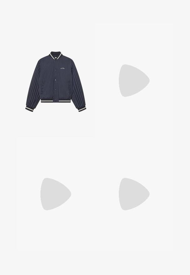 Mørkeblå bomberjakke med stiklestriber, ribbet krave, manchetter og kant; har frontknapper og sidelommer.; Sort kortærmet polo skjorte med ståkrave og frontlynlås. Lavet af et glat stof med et rent, minimalistisk design.; Grå bukser med en glat tekstur, der har knaplukning, elastisk talje og to sidelommer. Skræddersyet design med plisseringer.; Lys beige loafers med spids tå, glat materiale, en rem over vampen og en lav brun sål. Simpelt design med minimale detaljer.