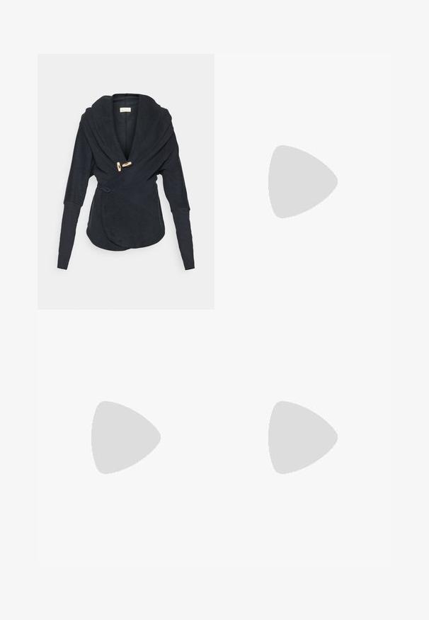 Yogasearcher Forro polar - black; Camiseta atlética negra hecha de tela suave, con un diseño de nudo en la parte delantera y un pequeño logo blanco de Nike en el pecho.; Las mallas capri negras de Nike cuentan con una cinturilla alta, un tejido elástico suave y un sutil detalle del logo en la parte frontal.; Zapatillas deportivas de color púrpura claro con parte superior de tejido texturizado, acentuadas con una mediasuela blanca y calcetines de canalé blancos a juego.