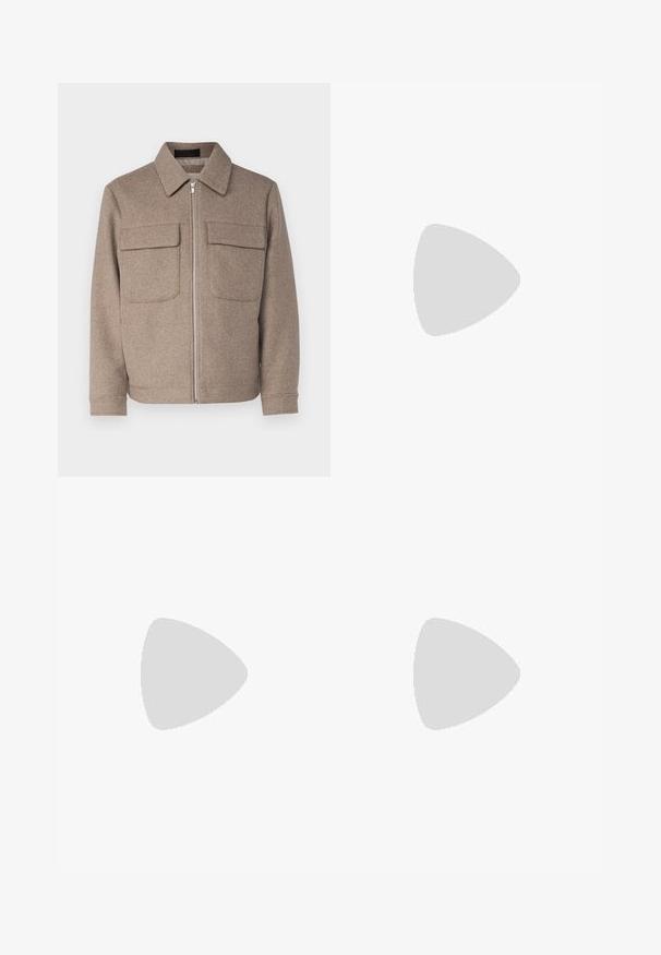 Bruine wollen jas met een klassieke kraag, een rits aan de voorkant en twee borstzakken. Beschikt over een gestructureerde stof en een getailleerd silhouet.; Witte T-shirt met korte mouwen met rode tekst "Studio Originals Edition" op de linker borst, weergegeven op een neutrale grijze achtergrond.; Witte cargobroek met een ontspannen pasvorm, een voorknoopsluiting en meerdere zakken aan de zijkanten, gemaakt van duurzaam katoen. ; Beige suède sneakers met een ronde neus, vetersluiting aan de voorkant en een getextureerde achteraccent. De witte rubberen zool zorgt voor contrast. Eenvoudig en modern ontwerp.