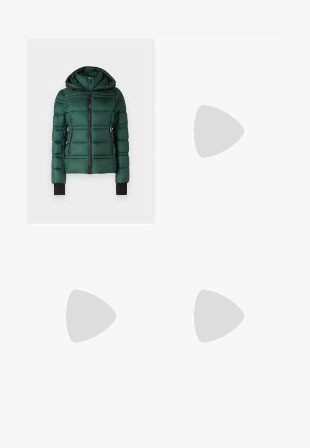 MICHAEL Michael Kors PACKABLE WITH BIB - Vinterjakker - dark emerald; Sort T-shirt med korte ærmer lavet af blødt bomuldsstof, med rund halsudskæring og en glat, jævn tekstur samt et minimalistisk design.; Lyseblå denimjeans med lige ben, subtilt slid og medium taljehøjde. Har fem lommer og bæltestropper.; Sorte læder ankelstøvler med spids tå og blokhæl, parret med skinnende sølvbukser, der fremhæver glatte teksturer og kontrasterende farver.
