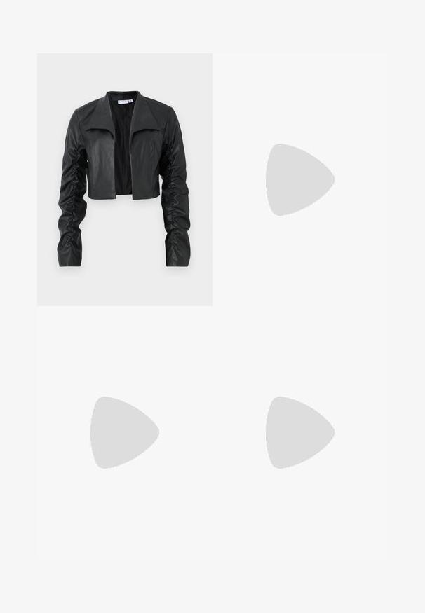 Svart kort jakke laget av glatt lær. Den har en bred krage og rynkede ermer, noe som gir en tettsittende silhuett og moderne design.; Tre lange ermer t-skjorter stablet: svart, grå og hvit. Hver har en rund hals og et kort design med glatt, lett stoff.; Mørkeblå denim flarebukser med høy midje, som har fem lommer, kneppestengning og synlige sømdetaljer langs sømmene.; Beige semsket ballettsko med svart lær rund tåhette, lav hæl og glatt tekstur, med minimal søm og et rent design.