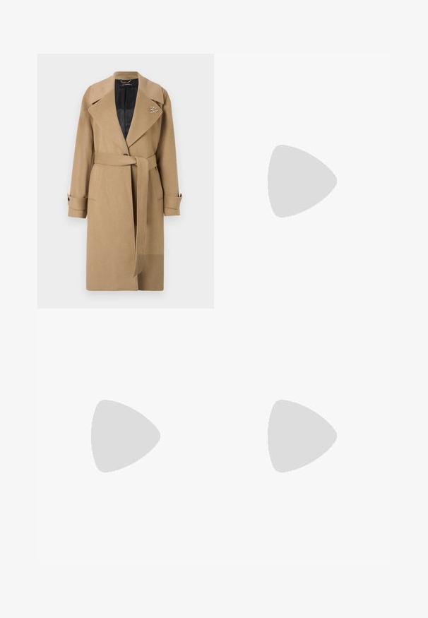 Trench coat de mezcla de lana color beige con cuello con muescas, cintura ceñida con cinturón y puños abotonados. Presenta un interior negro acolchado y un detalle de logo.; Camiseta de algodón blanca de manga corta, con cuello redondo y un corte relajado. Textura suave, sin patrones ni acentos, diseño minimalista.; Pantalones de pierna ancha beige fabricados en una mezcla de algodón. Presentan una textura suave, cinturilla elástica y un detalle de botón en el lateral.; Bota alta de cuero negro hasta la rodilla con punta redonda, textura suave, diseño minimalista y suela plana. Detalles de costura simples en el caña.