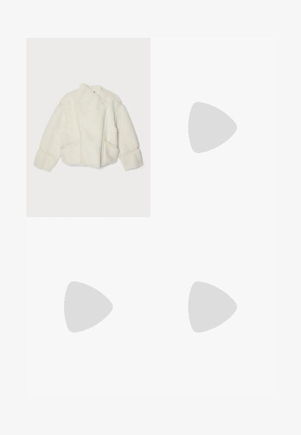 Veste en shearling blanc avec un col haut, une fermeture asymétrique et des poches latérales. Présente des coutures visibles et une texture douce.; Filippa K BRAID - Pullover - black; Pantalon en denim évasé bleu foncé, avec des coutures structurées et une finition soignée. Il présente une taille mi-haute et des jambes larges et fluides.; Escarpins en cuir noir avec une pointe fine, une bride ajustable et un talon aiguille élégant, présentant une finition lisse.