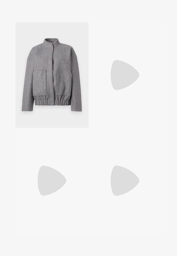 Siva veste iz volnenega razreda s stoječim ovratnikom, spuščeni rameni, dvema sprednjima žepoma in zbranim pasom za sproščen fit.; Off-white turtleneck pulover iz rebraste pletenine. Ima dolge rokave in prilegajoč dizajn z diskretnimi navpičnimi črtami.; Svetlo sivi traper hlače, zasnovane v ravnem kroju, z petimi žepi, zankami za pas in zapiranjem na gumb in zadrgo.; Črne usnjene ravne čevlje s koničastim nosom, okrašene z dekorativnimi srebrnimi zakovkami in nastavljivim trakcem okoli gležnja.