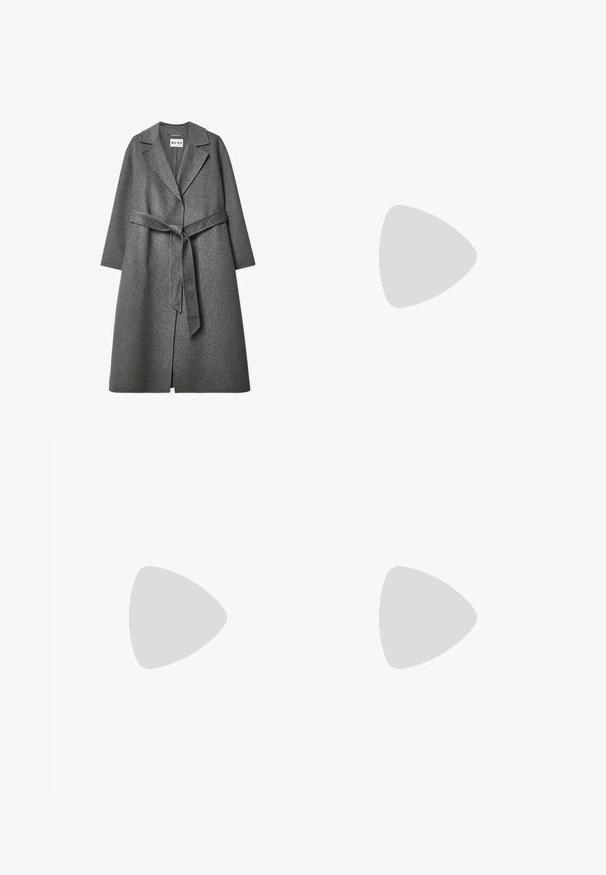 Lungo cappotto grigio realizzato in tessuto testurizzato, con colletto a pistagna, cintura anteriore e maniche a 3/4. Apertura centrale frontale, non foderato.; T-shirt bianco a maniche corte in cotone. Presenta un collo rotondo e un piccolo logo Adidas nero sul petto. Orlo dritto.; Jeans a gamba larga di colore azzurro chiaro realizzati in denim. Caratterizzati da vita alta, cinque tasche e un taglio dritto con minima scoloritura.; Scarpe sportive con tomaia in pelle bianca, punta in suede grigia e tre strisce nere. Presentano un logo blu sulla linguetta e una suola in gomma testurizzata.