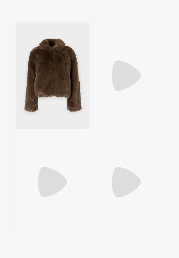 Modström LOUISAMD - Winterjas - cedar; Witte geribde tanktop met een zwart geborduurd logo in het midden van de borst. De halslijn en armsgaten zijn afgewerkt met een subtiele bies.; Witte gerimpelde rok met een smock taille. Heeft gelaagde, doorschijnende stofruffels die een textuur en vloeiende uitstraling creëren.; Bruine suède sneakers met witte accenten en veters. Rubberen gumzool. Draag met witte sokken met zwarte strepen. Groene gestructureerde vloer.; Witte kralenketting met een gouden sluiting, voorzien van kleine, onregelmatig gevormde kralen en een decoratief accent bij de sluiting.