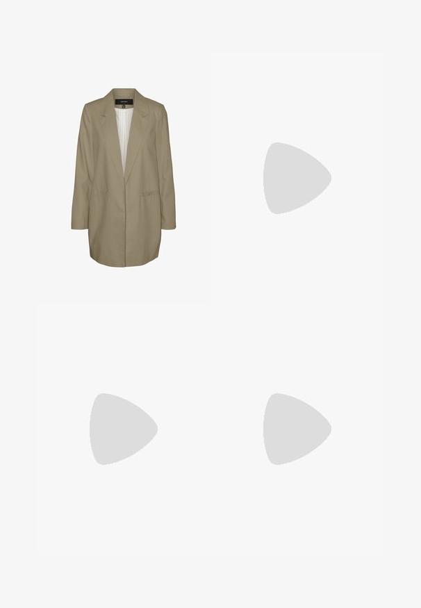 Svetlo bež blazer s krojem po meri, z izrezom in dvema stranskima žepoma. Podložena notranjost z vertikalnim črtastim vzorcem. Dolgi rokavi.; Bela rebrasta majica brez rokavov z okroglim izrezom in krajšo dolžino. Oznaka navaja "JJXX." Gladka tekstura tkanine.; Črne hlače širokega kroja z elastičnim pasom, izdelane iz gladkega materiala. Imajo preprost dizajn brez žepov ali vidnih šivov.; Črne in sive semiš športne copate z velikim kremnim logotipom "N", vijoličastimi vezalkami in teksturiranim gumijastim podplatom.