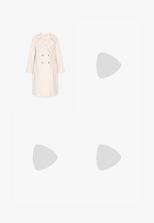 Dvouvrstvý kabát z měkkého off-white materiálu, s texturovaným vnějším povrchem, klopovým límcem a stříbrnými knoflíky. Dlouhé rukávy a délka do kolen.; Černý rolák s dlouhým rukávem, vyrobený z žebrované látky, má upnutý střih s vysokým výstřihem a žádné vzory ani akcenty.; Široké tmavé denimové džíny s viditelným švem, pěti kapsami a modrým omytím. Kombinované s červenými teniskami.; Hnědé kožené boty s žlutým prošíváním, kulatá špička, silná platformová podrážka a kontrastní černé detaily. Nesené s bílými ponožkami a kordovým kalhotami.; Tmavě hnědá kožená taška přes rameno s křivkovým siluetou, tenkým nastavitelným popruhem a hladkým, lesklým povrchem. Obsahuje minimální švy.