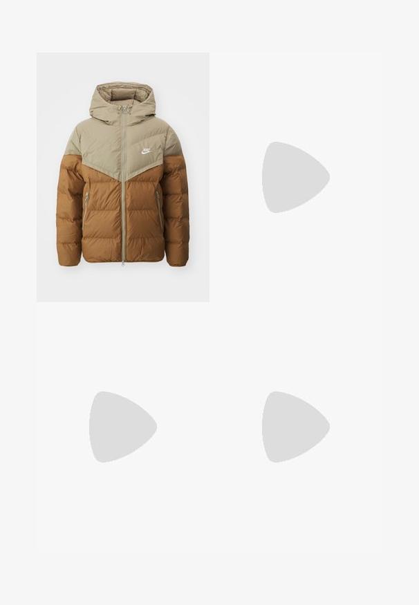 Nike Sportswear PRIMALOFT - Zimska jakna - khaki/light british tan/sail; Bela bombažna majica s kratkimi rokavi, krožnim ovratnikom, z majhnim zlatim logotipom na levem prsnem predelu. Mehka tekstura in običajen kroj.; Temno modri kavbojke z visokim pasom, ravnim krojem, kontrastnim šivom in žepekami na sprednji strani.; Nike Air Max 90 športni copati v bež in črni barvi, s kombinacijo mrežnih in usnjenih materialov, vidno blaženje in črne vezalke.