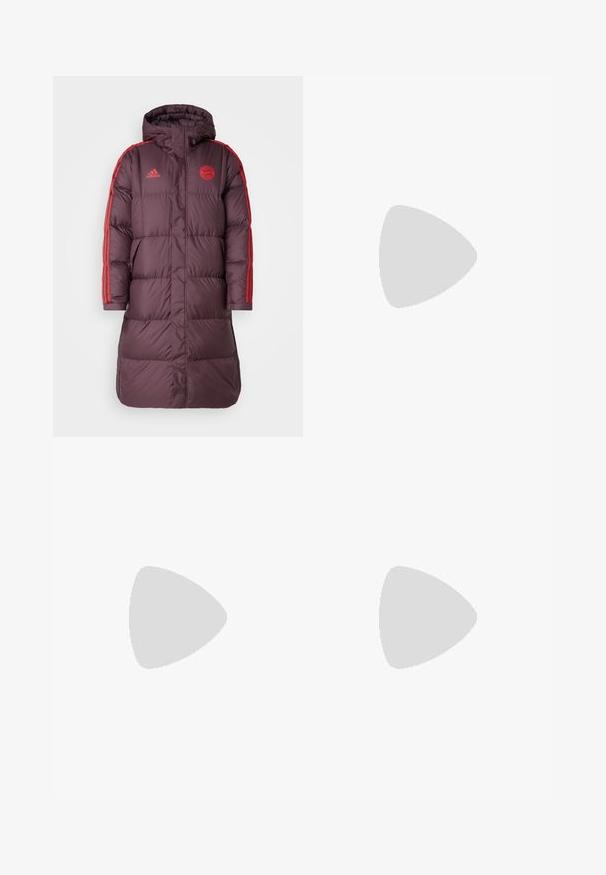 Abrigo tipo puffer burdeos con rayas rojas en las mangas, diseño con capucha, textura acolchada, que presenta el logo de Adidas y el emblema del Bayern de Múnich.; Camiseta atlética blanca de manga corta, hecha de una tela que absorbe la humedad. Presenta un logo negro en el lado izquierdo del pecho y un cuello interior con un diseño estampado.; Pantalones deportivos blancos de tela suave, con cinturilla elástica y puños ajustados, y un logo negro en el bolsillo trasero.; Zapatillas deportivas blancas con acentos azules, parte superior de malla, tres rayas azules, punta redondeada, suela ligera y superficie texturizada para agarre.
