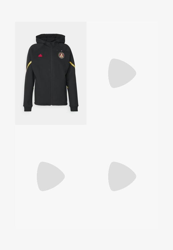 Schwarze Zip-Hoodie mit Kapuze, mit einem gelben Akzent an den Ärmeln, rotem Adidas-Logo und einem Atlanta United FC-Emblem auf der Brust.; Schwarzes T-Shirt aus glattem Stoff mit Rundhalsausschnitt, das drei grüne Streifen auf den Schultern und ein kleines grünes Logo auf der Brust zeigt.; Schwarze Sporthosen mit elastischem Bund, ausgestattet mit weißen Seitenstreifen und einem kleinen Logo. Das Material wirkt weich und leicht.; Schwarze Wildledersneaker mit gelben Akzenten, ausgestattet mit drei Streifen und einer braunen Gummisohle. Enthält eine gepolsterte Zunge für zusätzlichen Komfort.