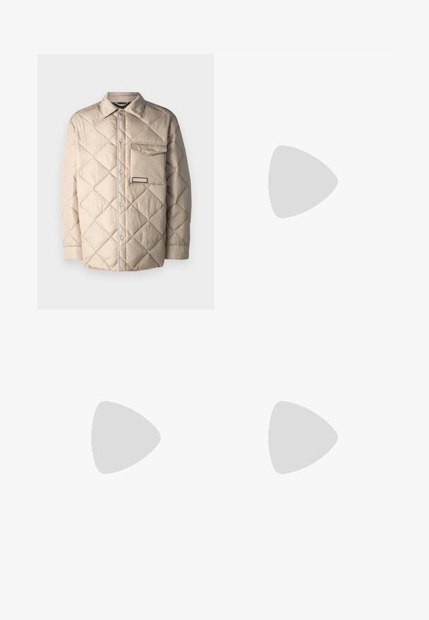 Beige steppelt dzseki, gyémánt mintázattal, patent gombos záródással, mellzsebbel és kontrasztos díszítéssel a széleken.; Fekete, rövid ujjú, kerek nyakú póló, bal mellen kis fehér "Filling Pieces" szöveges logóval.; Fekete, pliszírozott nadrág, egyenes, széles lábakkal. Sima anyagból készült, gombos záródással és övhurkokkal rendelkezik.; Fekete nubuk sportcipő fehér gumitalppal, tónusos varrással és fűzős kialakítással. Simák a textúrája, modern, letisztult formával rendelkezik.