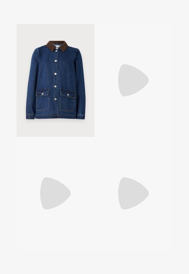 Denimjakke i mørkeblå med brun cordfløyelskrage, to frontlommer med knappelokk, og sølvknapper foran.; Hvit langermet høyhalset topp laget av glatt, elastisk stoff. Har høy krage og tettsittende design, uten synlige mønstre eller dekorasjoner.; Lys blå vide jeans laget av denim, med høy midje, fem-lommers design og subtile falminger for et slitt utseende.; Hvite plattform sneakers laget av glatt syntetisk materiale, med rund tå, snøring og en strukturert gummisåle. Svart hæl akcent.