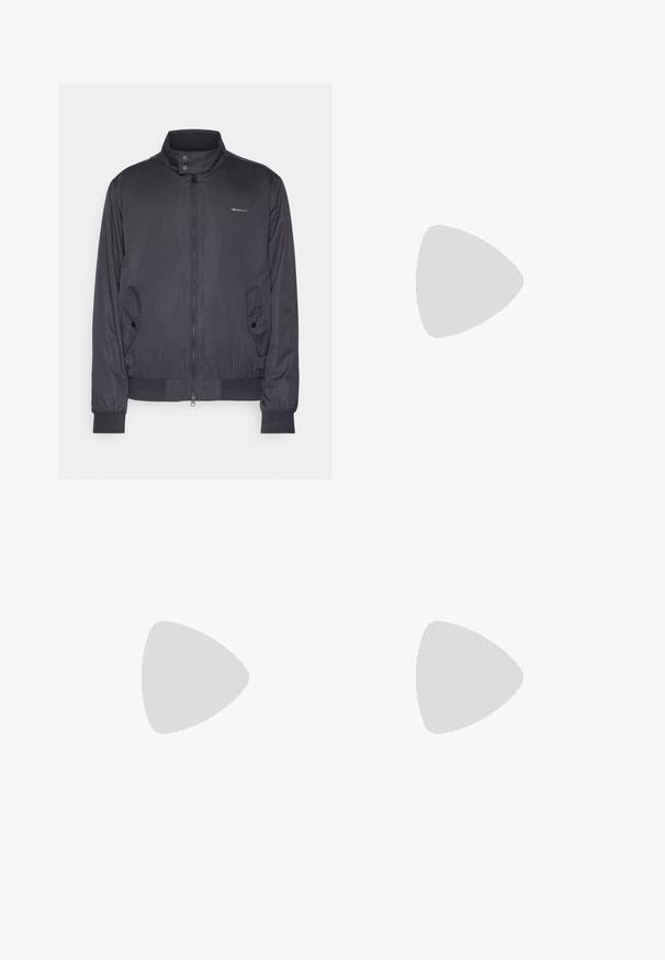 GANT LIGHTWEIGHT HARRINGTON - Giubbotto Bomber - black; Maglietta nera a maniche corte realizzata in un morbido misto cotone, con scollatura a girocollo e un design minimalista senza motivi o dettagli.; Pantaloni di cotone neri con vestibilità dritta, dotati di chiusura con bottone, passanti per cintura e design minimalista. Texture liscia, senza fantasie.; Sneaker in pelle nera a basso profilo con lacci neri e suola avorio, mostrato di profilo su sfondo bianco.