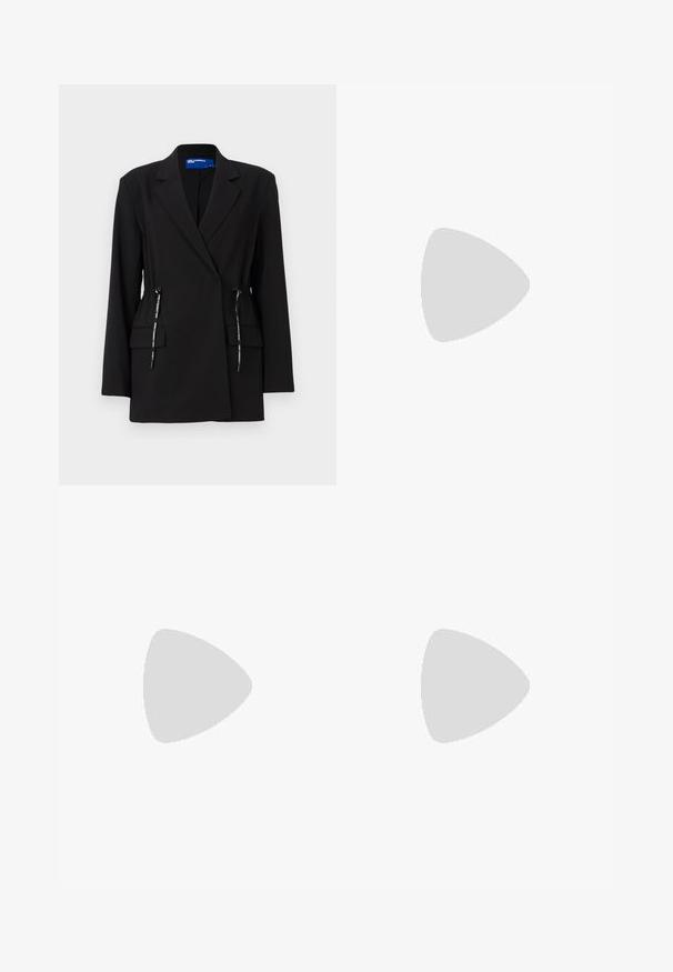 Črn blazer iz gladkega blaga, s krojem po meri, dolgimi rokavi, s pasom na vrvico in dvema sprednjima žepoma.; Črna bombažna majica s kratkimi rokavi, sproščenega kroja z kontrastnim stranskim panelom, ki vsebuje majhne besedilne in oblikovne podrobnosti.; Črne hlače z širokim, drapiranim pasom na pasu. Gladko blago, ravna kroja in nabran pas.; Črne usnjene sandale na peto s koničastim nosom, vitko peto in okrasno zaponko na sprednjem delu. Gladka tekstura in eleganten dizajn.