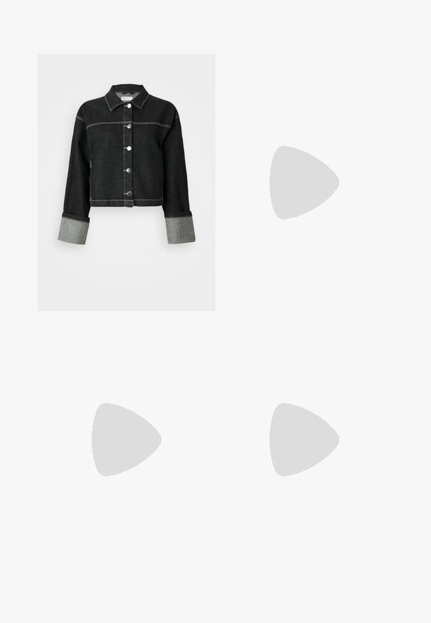 Svart denimjakke med krage, knappelukking foran og grå mansjetter. Har kontrasterende hvite sting og et kort design.; Mørkegrå oversized t-skjorte laget av bomull, med et sentralt solmotiv med intrikate linjedetaljer trykket på forsiden.; Sorte høytlivsjeans med knapp og glidelås, frontlommer og utsvingte bein liggende flatt på en hvit bakgrunn.; Sorte og grå treningssko har en mesh-overdel, tykke såler og snøring. De har en rund tå og synlige dempe detaljer.