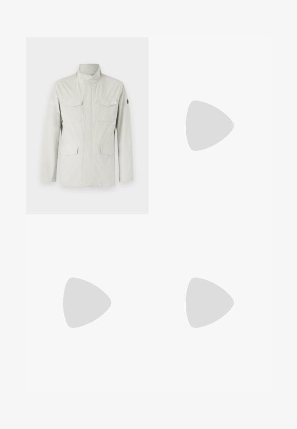 Világos színű, középhosszú dzseki, amely álló gallérral, elülső cipzáras záródással és négy rakott zsebbe képes. Simább, vízálló anyag.; Fehér pamut póló rövid ujjakkal, középen fekete "BOSS" logóval a mellkason és kerek nyakú kialakítással.; Fehér, pliszírozott nadrág, testre szabott szabással, sima felülettel, övhurkokkal és karcsú lábszárral. Nincs látható zseb vagy minta.; Fehér és világos bézs sportcipő, légies hálós felsőrésszel, perforált részletekkel és texturált középtalppal, amelyen a saroknál a márka logója található.